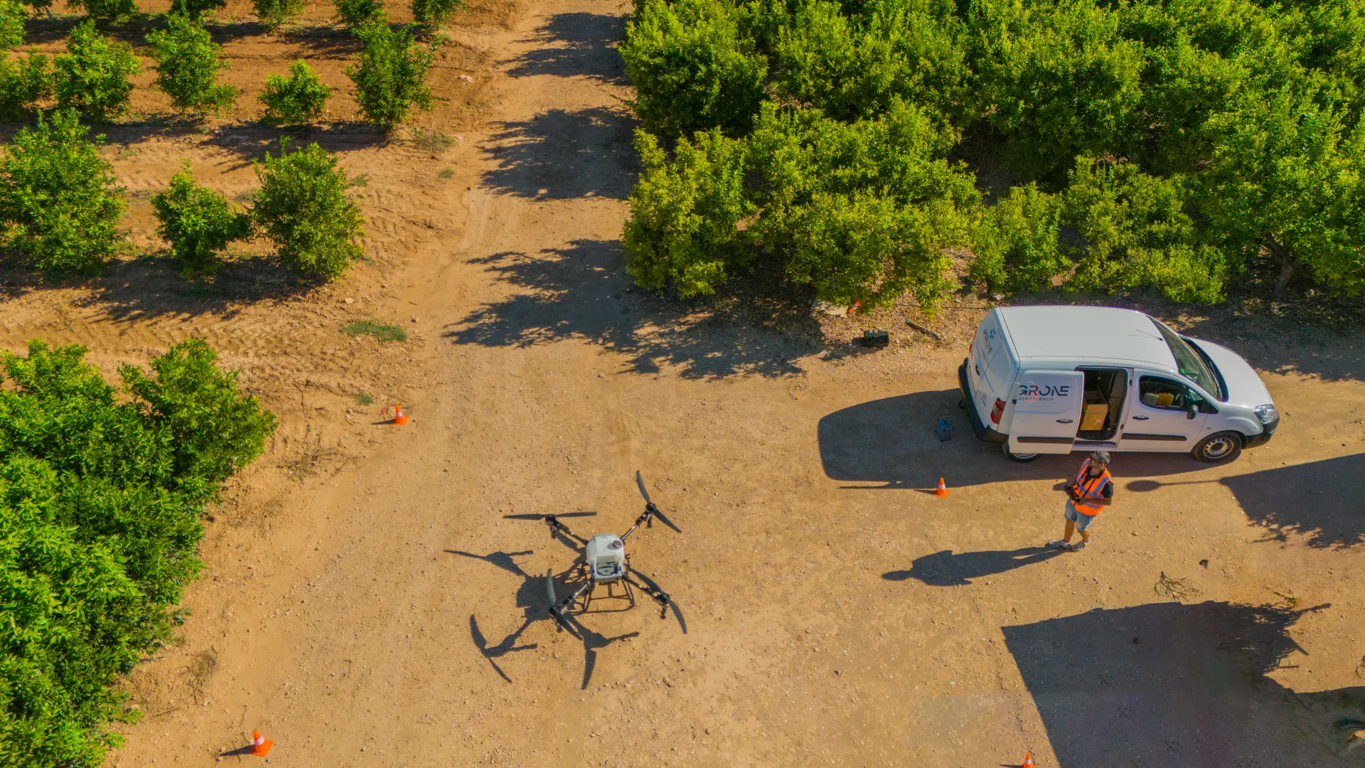 Foto aérea del dron y piloto junto a la furgoneta
